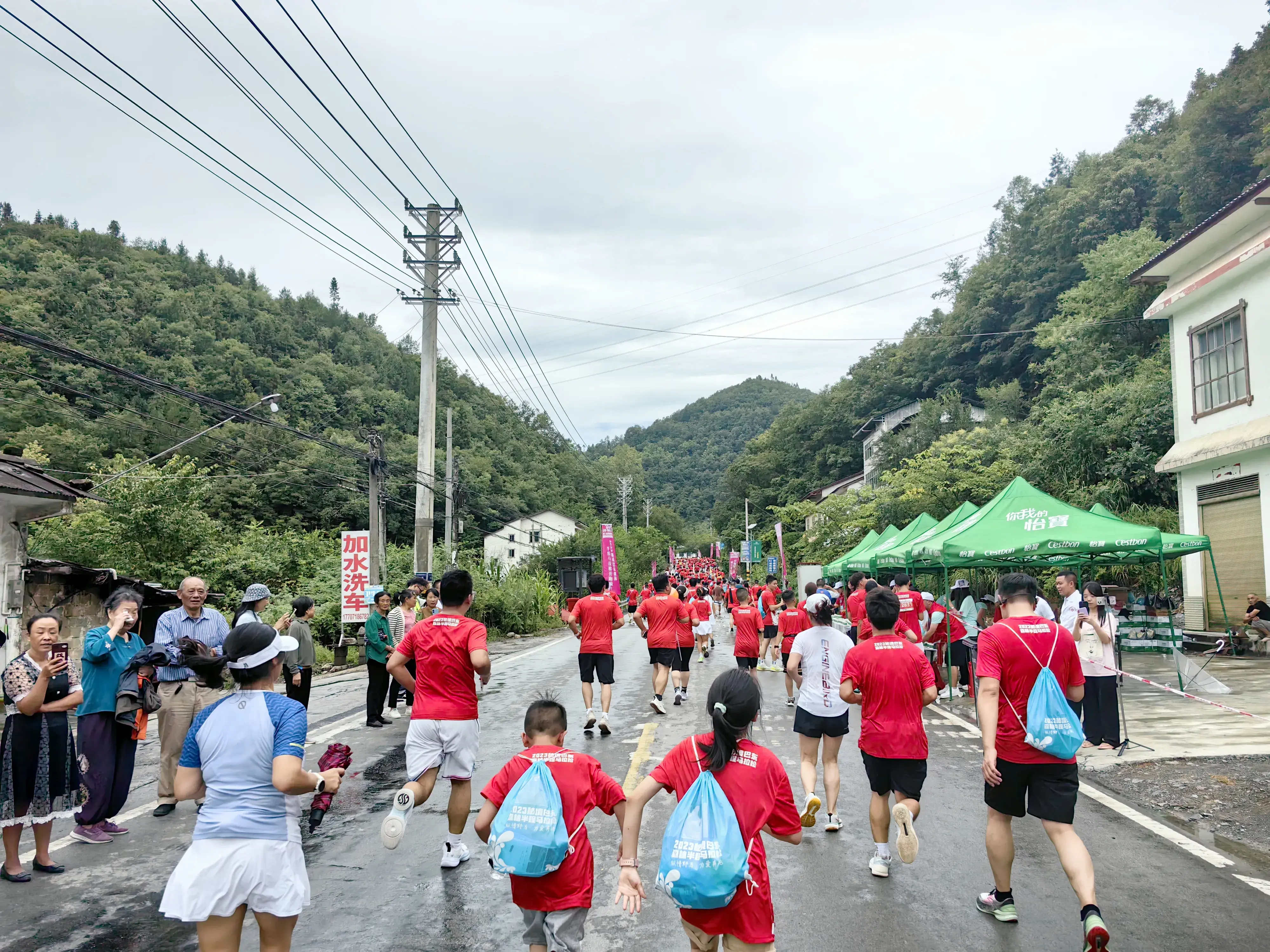 听马拉松跑音乐可以带耳机吗_跑马拉松听音乐好吗_跑马拉松可以听音乐吗