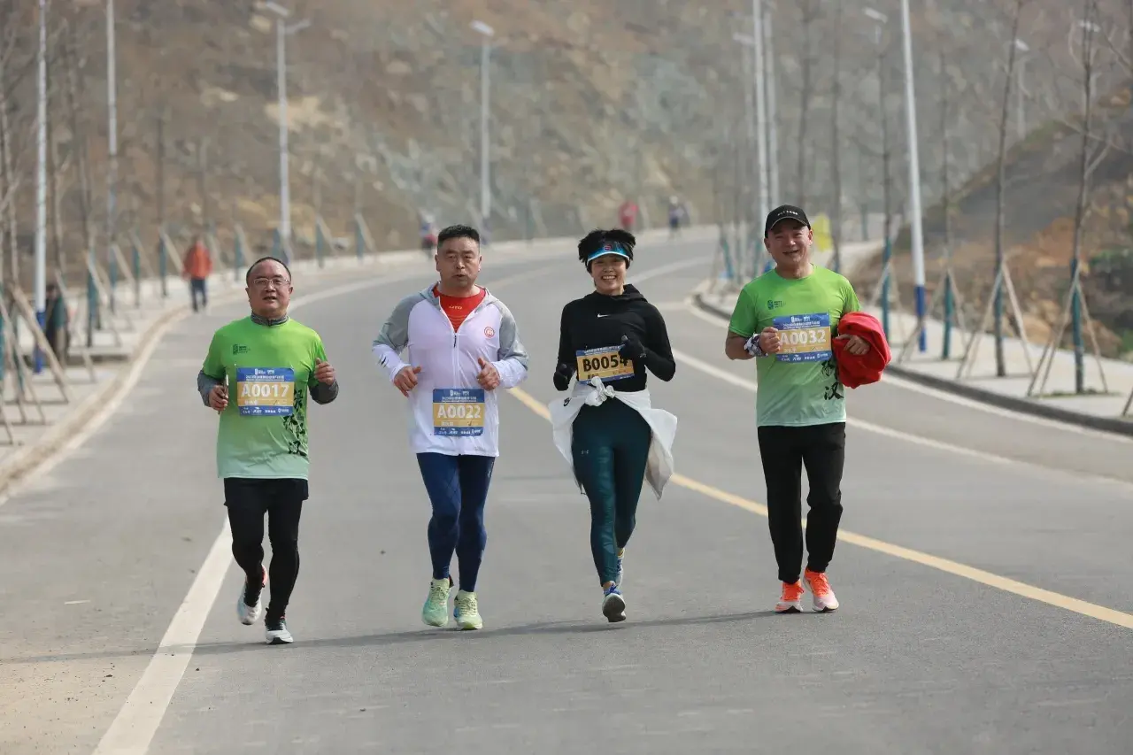 跑马拉松听音乐好吗_听马拉松跑音乐可以带耳机吗_跑马拉松可以听音乐吗